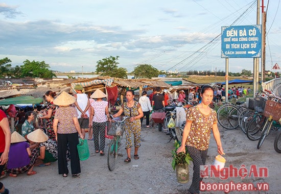 Khoảng 8 giờ sáng là vãn chợ. Tồn tại từ hơn 20 năm về trước, dù có nhiều đổi khác theo thời gian nhưng người dân nơi đây vẫn không quên những đặc sản đặc trưng của chọ trụ là cá song và rau quả vườn. 