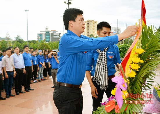 Đồng chí Nguyễn Đình Hùng- Ủy viên BCH Đảng bộ tỉnh, Bí  thư Tỉnh đoàn dâng hoa lên Anh linh Chủ tịch Hồ Chí Minh.