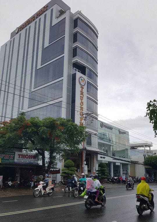 Trụ sở Công ty TNHH Trường Phát đã được xây dựng xong nhưng hồ sơ xin phép chưa đầy đủ, thiếu văn bản thỏa thuận về độ cao theo quy định tại Nghị định 20 của Chính phủ.