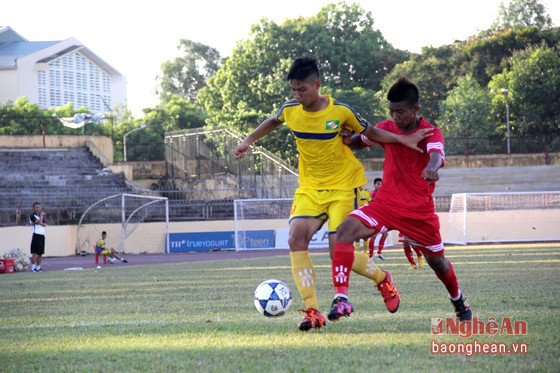 Tiền vệ Xuân Bình từng tham gia Giải bóng đá TN - NĐ Cúp Báo Nghệ An.