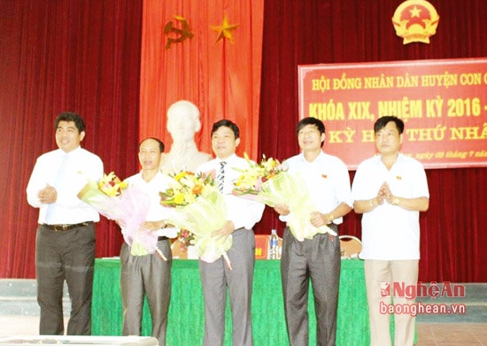 Tặng hoa chúc mừng các đồng chí được bầu vào các chức danh chủ chốt