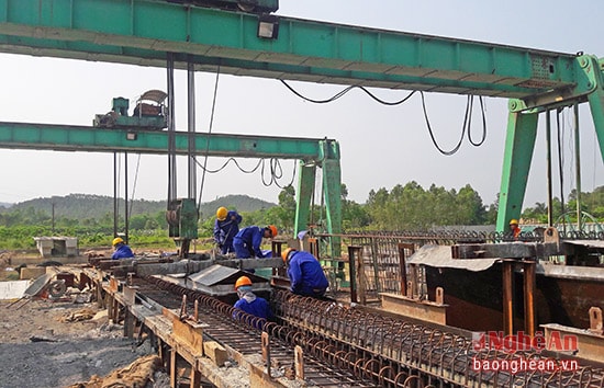 Thi công dầm super T - cầu vượt nút giao. Ảnh : Thu Huyền