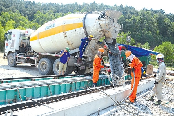 Công nhân đúc cấu kiện bê tông dầm cầu chờ có mặt bằng sẽ thực hiện lao dầm.