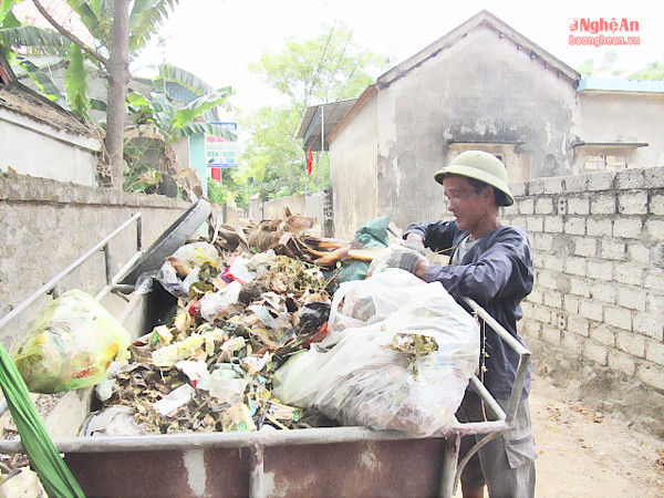 Thu gom rác thải tại xóm Yên Quang, xã Diễn Ngọc (Diễn Châu).