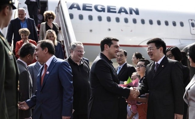 Thủ tướng Hy Lạp Alexis Tsipras được chào đón tại sân bay của Trung Quốc Ảnh: Greeknewsonline.