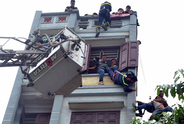 Lực lượng chức năng khống chế người đàn ông.