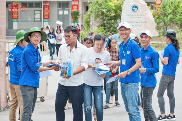 SVTN hướng dẫn cho sỹ tử. Ảnh: Thành Cường