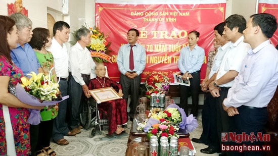  Trao tặng huy hiệu 70 năm tuổi Đảng cho đảng viên Nguyễn Thị Kim Soa, cán bộ lão thành cách mạng.