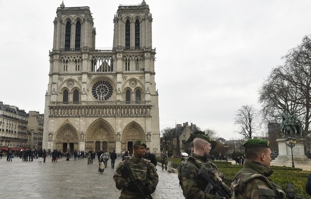 Lực lượng quân đội được tăng cường tại Nhà thờ Đức Bà ở Paris hôm 24/12/2015. Ảnh: AFP