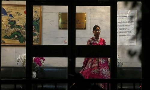 Nữ nhân viên trong một nhà hàng Triều Tiên tại Bắc Kinh. Ảnh: Straits Times.