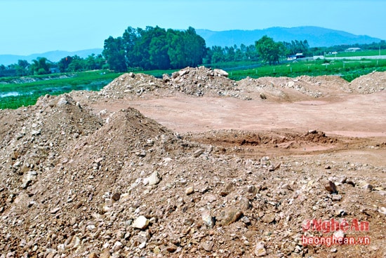 Người dân đổ đất cơi nới ở lòng kênh để xây nhà ( ảnh minh họa, Đào Thọ)