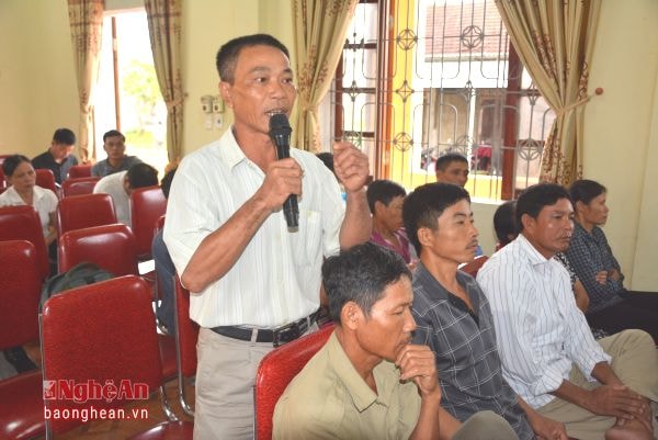 Người dân phát biểu tại cuộc đối thoại sáng 6/7.