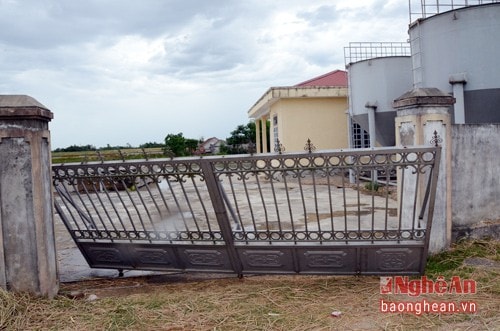 Nhiều hạng mục trong Hệ thống cấp nước sinh hoạt xã Hưng Lĩnh hiện tại rất khác trong hồ sơ thiết kế, hồ sơ nghiệm thu công trình. Đây là cánh cửa của nhà máy nước trong hồ sơ nghiệm thu…