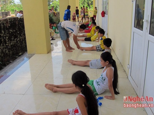 Các em khởi động trước khi tập bơi.