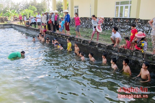 Lớp học bơi được tổ chức nhằm giúp các em nhỏ phòng tránh được tai nạn đuối nước.