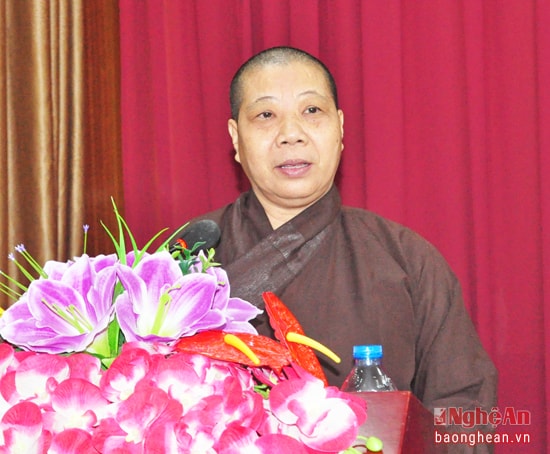 Ni sư Thích nữ Diệu Nhẫn - Phó chủ tịch Ban trị sự Giáo hội Phật giáo tỉnh cam kết sẽ thực hiện tốt Kế hoạch trong công tác bảo vệ môi trường, ứng phó với biến đổi khí hậu
