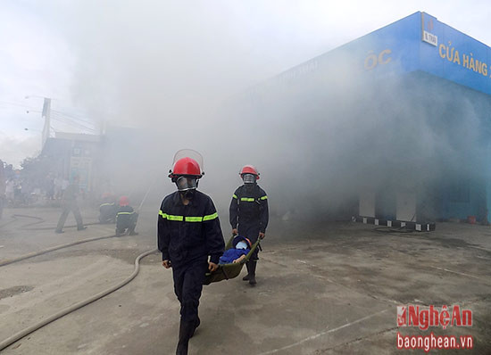 Lực lượng PCCC diễn tập tại cửa hàng căng dầu xã Châu Lộc, Quỳ Hợp