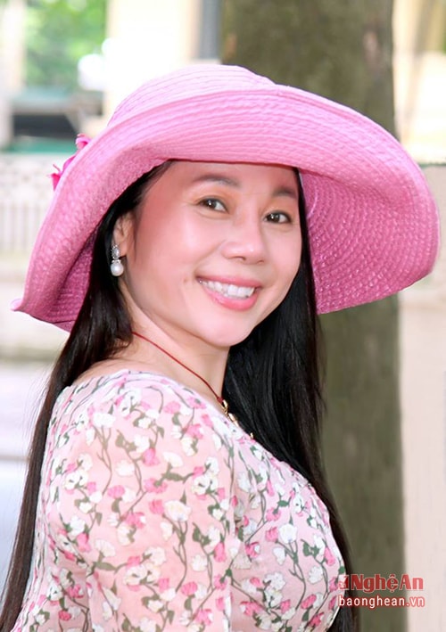 Nhà thơ, nhà báo Hồ Thị Hải Âu.