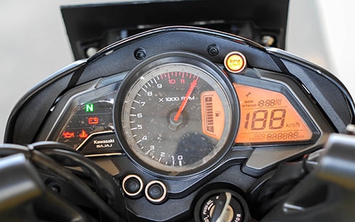 kawasaki-bajaj-pulsar-200ns-xe-con-tay-la-o-viet-nam-1