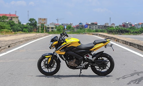 kawasaki-bajaj-pulsar-200ns-xe-con-tay-la-o-viet-nam-2