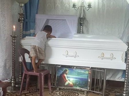 Cậu bé không hiểu chết nghĩa là gì và vì sao mẹ lại không thể tỉnh dậy để ôm, để âu yếm mình nữa. Ảnh: Facebook