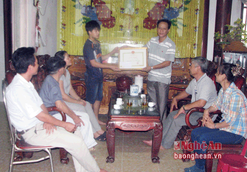 Ông Trần Văn Nguyện – Chủ tịch UBND xã trao giấy khen cho Nguyễn Lê Công.