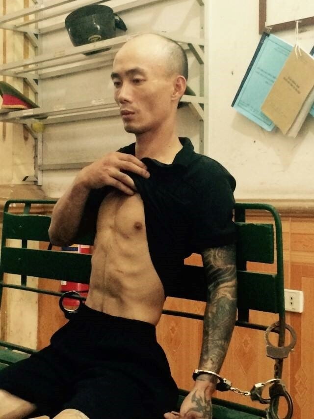 Tên Tùng tại cơ quan công an. Ảnh: T.L.