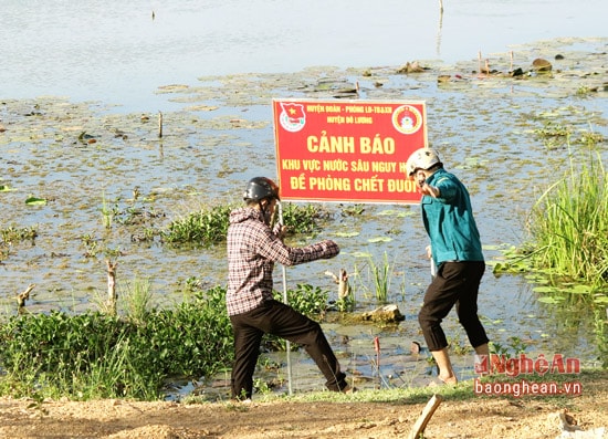 Huyện đoàn Đô Lương tổ chức cắm gần 100 biển cảnh báo chống đuối nước