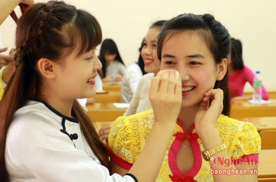 Để có được một hình ảnh đẹp, những cô giáo tương lai phải đặc biệt chú ý đến ngoại hình. Tuy nhiên, dù phải cạnh tranh nhau rất căng thẳng những các thí sinh vẫn hồ trợ, giúp đỡ nhau nhiệt tình