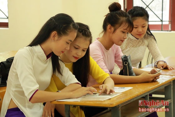 Một số thí sinh khác sử dụng điện thoại để ôn lại bài. Với đặc thù của môn năng khiếu, thí sinh không bị cấm sử dụng điện thoại trong phòng thi