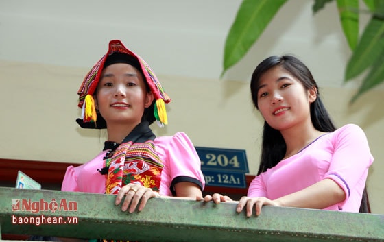 Ở bên trong phòng thi, gần 1200 thí sinh sẽ cạnh tranh để lấy 110 chỉ tiêu vào khoa mầm non. Nhưng phía ngoài phòng thi các thí sinh đều là những người bạn