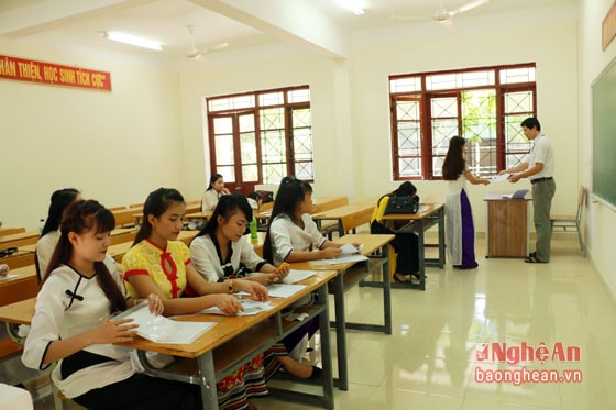 Thí sinh làm thủ tục bước vào phần thi của mình