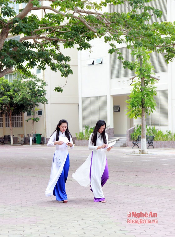 Hình ảnh của những thí sinh duyên dáng khiến cho không khí của ngày thi năng khiếu sinh động và bớt căng thẳng
