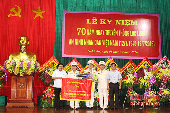 Tỉnh ủy, HĐND, UBND tỉnh Nghệ An trao tặng lực lượng An ninh nhân dân, Công an tỉnh 