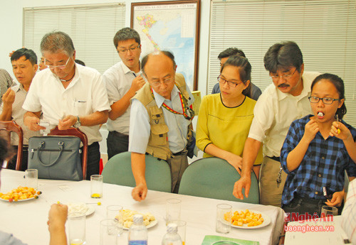 Các thành viên đoàn công tác nếm thử sản phẩm hoa quả cấp đông để xuất đi các thị trường ngoài Việt Nam của Nafoods.