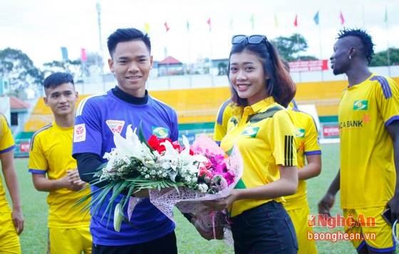 Khi kết thúc buổi tập, đại diện FC SLNA đã trực tiếp xuống sân tặng và động viên Nguyên Mạnh và các đồng đội. Đội trưởng của SLNA tỏ ra khá thẹn thùng khi nhận được hoa của các CĐV xinh đẹp.