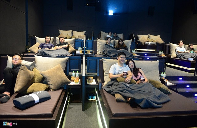 Đây là lần đầu một hệ thống rạp chiếu tại Việt Nam có loại hình xem phim giường nằm cao cấp với đầy đủ tiện nghi cho người xem cảm giác như đang ở trong khách sạn.