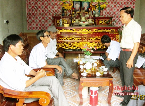 CCB Nguyễn Cảnh Tứ (Người đang đứng) thăm hỏi gia đình nạn nhân