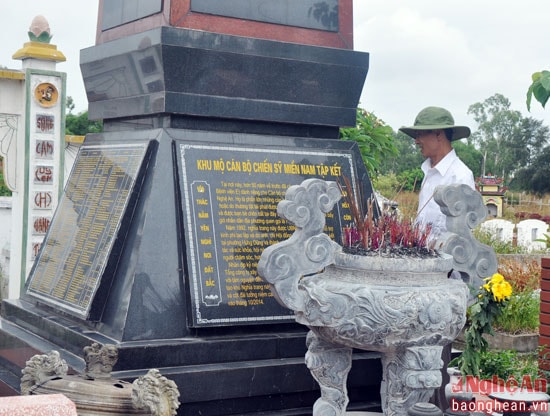 2.Ông Phạm Minh Tâm trước tượng đài Nghĩa trang cán bộ, chiến sỹ miền Nam tập kết 