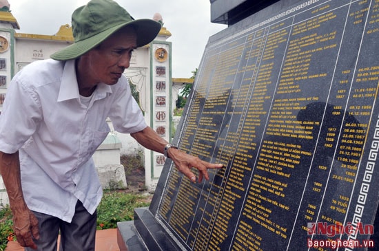 3.Ông Phạm Minh Tâm bên tấm bia khắc tên cán bộ, chiến sỹ miền Nam tập kết đang yên nghỉ tại nghĩa trang