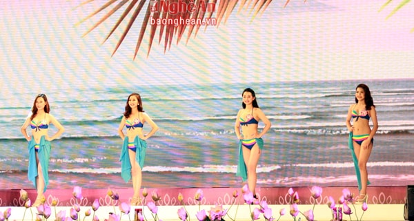 Khoác lên mình trang phục áo tắm, các người đẹp khoe trọn nét đẹp nóng bỏng, sexy của mình