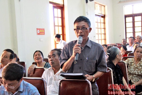 Cử tri phường Vinh Tân phát biểu tại hội nghị.