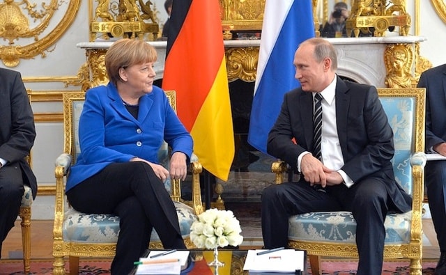 Ông Putin đề nghị bà Merkel gây sức ép buộc Ukraine tuân thủ thỏa thuận Minsk. Ảnh: Moscow Times.