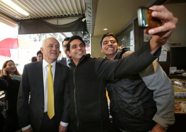Thủ tướng Australia Malcom Turnbull (trái) và liên minh cầm quyền của ông đang từng bước đến gần chiến thắng. Ảnh: Reuters.