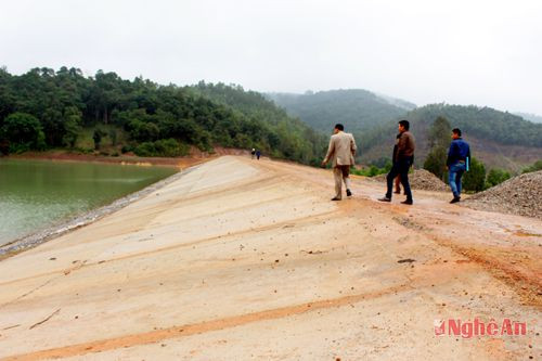 Kiểm tra hồ đập Đồng Đảng ở xã Nghĩa Hành (Tân Kỳ).