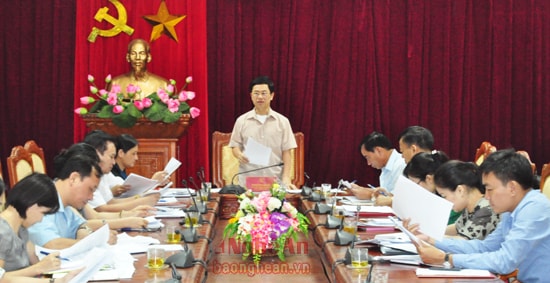 Đồng chí Nguyễn Xuân Sơn - Phó Bí thư Thường trực Tỉnh ủy, Chủ tịch HĐND tỉnh chủ trì cuộc họp
