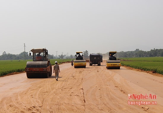 Tập trung thi công đường nối đường N5 lên quốc lộ 7 đoạn qua Đô Lương