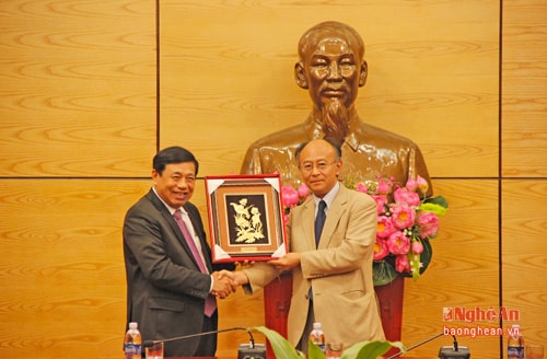 Đồng chí Nguyễn Xuân Đường tặng bức tranh hoa sen cho đại diện đoàn công tác.