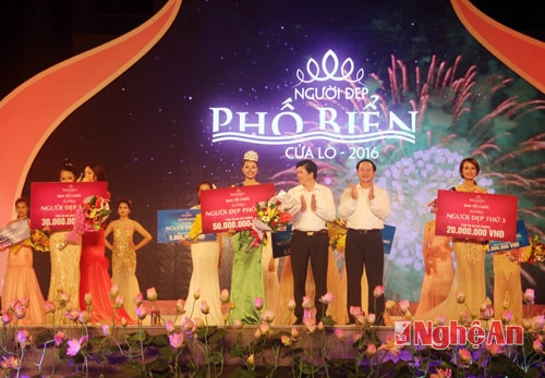 Người đẹp phố biển Cửa Lò 2016 chính thức thuộc về Đào Thị Hà (SBD 30, sinh năm 1997, sinh viên năm thứ nhất Học viện Hành chính Quốc gia).