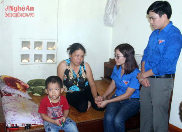 Đại diện Chi đoàn thăm hỏi bà Nguyễn Thị Hiền mẹ em Hải.